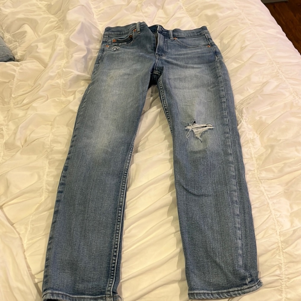 High rise blue jeans with few rips
